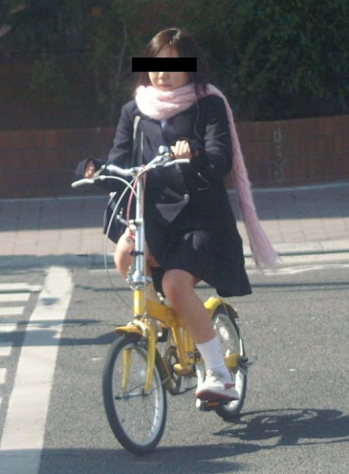 【盗撮画像】JKが自転車に乗ると局部にサドルが当たってるという事実！ 39枚 No.8