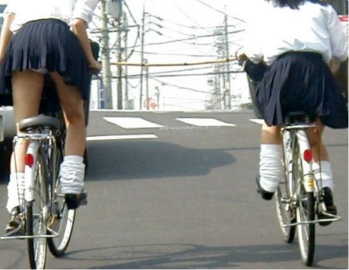 【盗撮画像】JKが自転車に乗ると局部にサドルが当たってるという事実！ 39枚 No.9