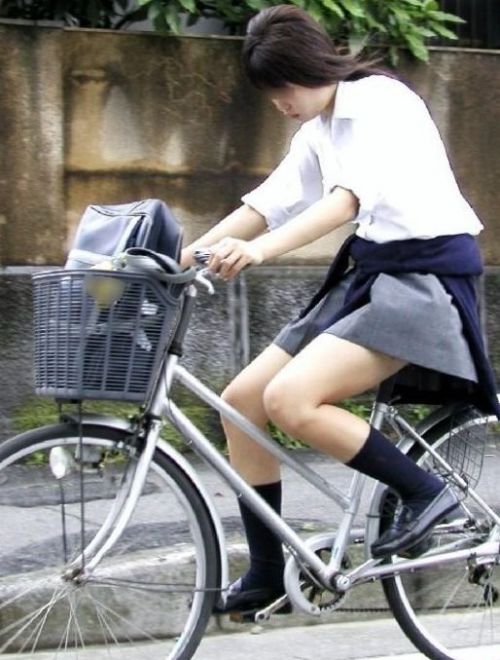【盗撮画像】JKが自転車に乗ると局部にサドルが当たってるという事実！ 39枚 No.17