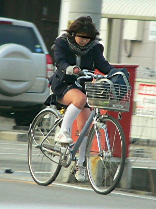 【盗撮画像】JKが自転車に乗ると局部にサドルが当たってるという事実！ 39枚 No.21