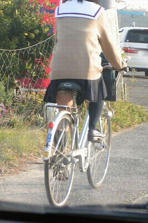 【盗撮画像】JKが自転車に乗ると局部にサドルが当たってるという事実！ 39枚 No.23