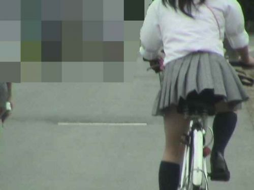 【盗撮画像】JKが自転車に乗ると局部にサドルが当たってるという事実！ 39枚 No.24