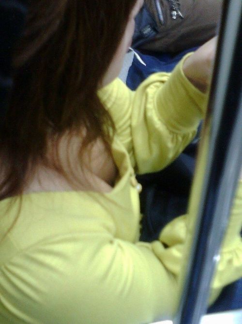 【盗撮画像】電車内で素人女性の胸チラがめちゃくちゃエロいんだがww 35枚 No.3