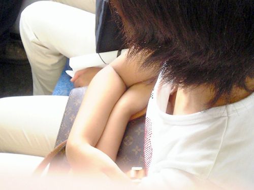 【盗撮画像】電車内で素人女性の胸チラがめちゃくちゃエロいんだがww 35枚 No.17