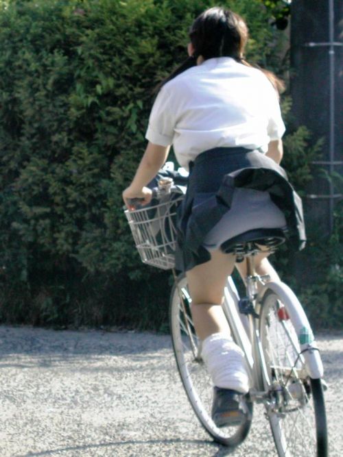【盗撮】朝から爽やかにパンチラしちゃうJKの自転車通学画像 43枚 No.12