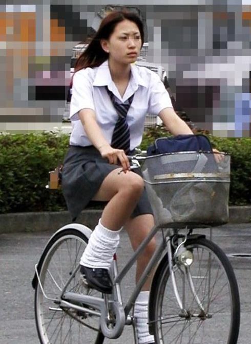 【盗撮】朝から爽やかにパンチラしちゃうJKの自転車通学画像 43枚 No.35