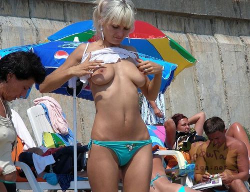 ヌーディストビーチで眉間にシワを寄せてる全裸外国人女性のエロ画像 38枚 No.2