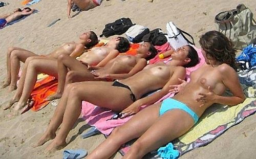 ヌーディストビーチで眉間にシワを寄せてる全裸外国人女性のエロ画像 38枚 No.31