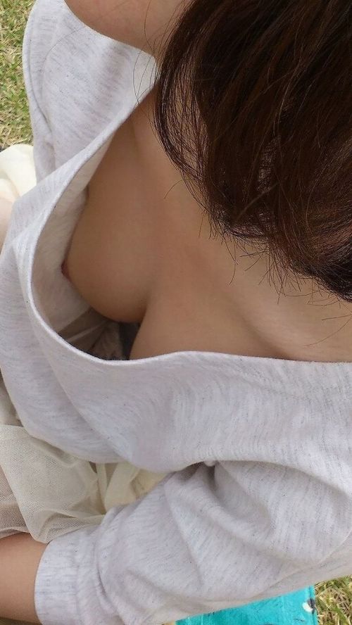 ノーブラ・浮きブラの素人女性の乳首ポロリ画像まとめ 38枚 No.11