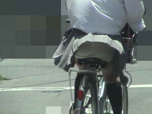 【盗撮】朝一からパンチラしちゃうJKの自転車通学エロ画像 38枚 No.1