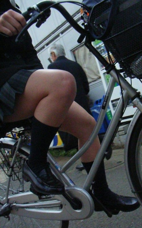 【盗撮】朝一からパンチラしちゃうJKの自転車通学エロ画像 38枚 No.10