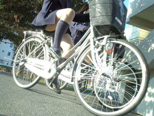 【盗撮】朝一からパンチラしちゃうJKの自転車通学エロ画像 38枚 No.24