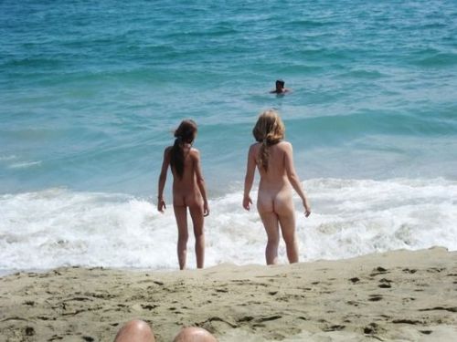 【海外盗撮】ヌーディストビーチで巨乳を放り出す外国人美女エロ画像 39枚 No.17
