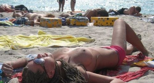 【海外盗撮】ヌーディストビーチで巨乳を放り出す外国人美女エロ画像 39枚 No.32