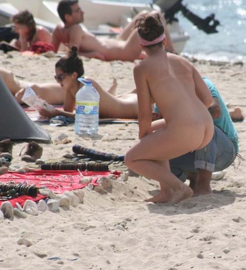 【海外盗撮】ヌーディストビーチで巨乳を放り出す外国人美女エロ画像 39枚 No.36