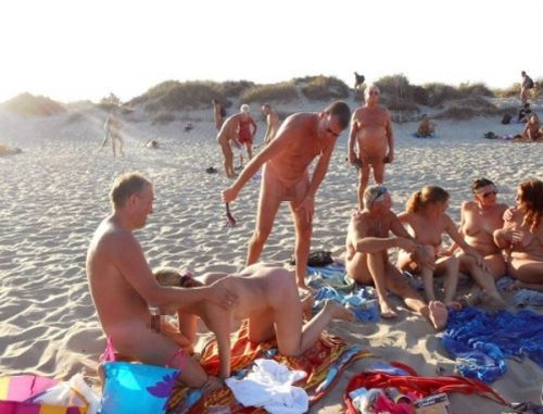 海外のヌーディストビーチで外人さんがセックスしちゃってるエロ画像 35枚 No.2