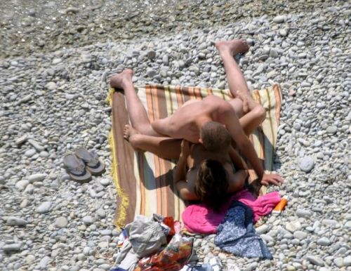 海外のヌーディストビーチで外人さんがセックスしちゃってるエロ画像 35枚 No.8