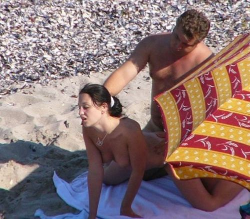 海外のヌーディストビーチで外人さんがセックスしちゃってるエロ画像 35枚 No.15