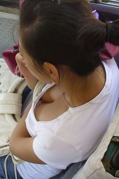 女の子の無防備な胸チラを盗撮したエロ画像 35枚 No.30