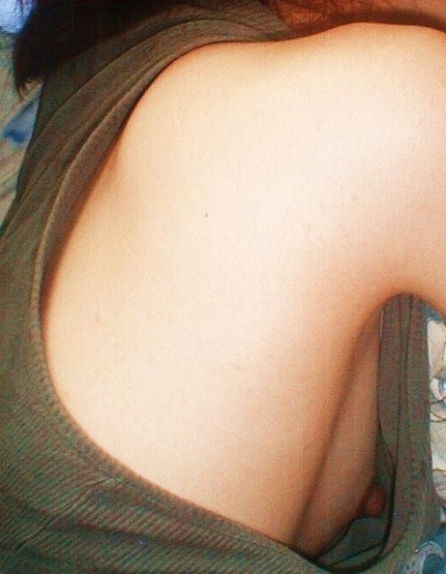 【エロ画像】胸元緩すぎなお姉さんの胸チラ盗撮したった 45枚 No.2