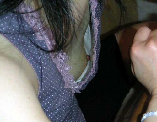 【エロ画像】胸元緩すぎなお姉さんの胸チラ盗撮したった 45枚 No.28