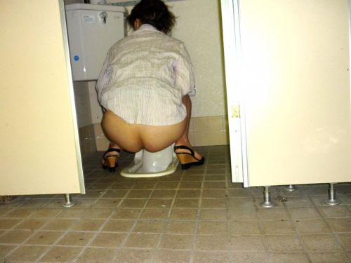 和式トイレでお尻とアナルが丸出しになってる女性の盗撮画像 No.19