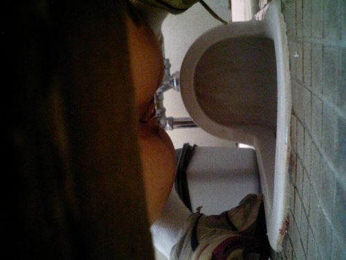 和式トイレでお尻とアナルが丸出しになってる女性の盗撮画像 No.37