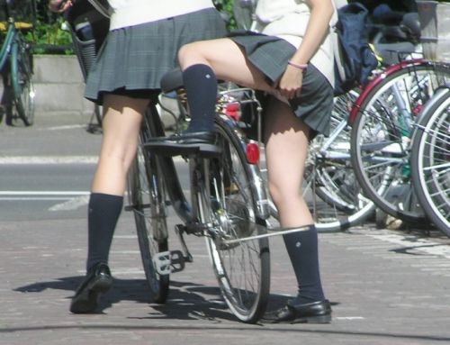 ミニスカJKが自転車に乗ってパンチラや美脚を見せつける盗撮画像 No.2