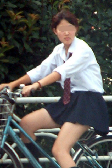 ミニスカJKが自転車に乗ってパンチラや美脚を見せつける盗撮画像 No.22