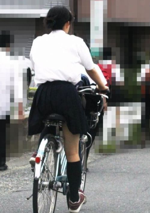 ミニスカJKが自転車に乗ってパンチラや美脚を見せつける盗撮画像 No.26