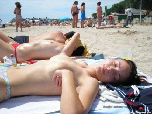 みんなで全裸になれば怖くない外国人ヌーディストビーチのエロ画像 No.7
