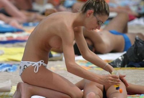 みんなで全裸になれば怖くない外国人ヌーディストビーチのエロ画像 No.15