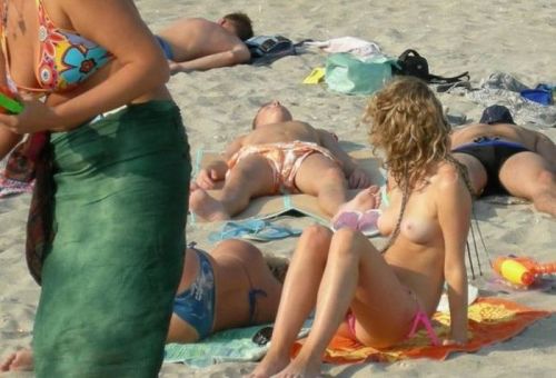 みんなで全裸になれば怖くない外国人ヌーディストビーチのエロ画像 No.17