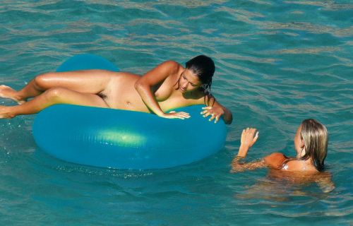 みんなで全裸になれば怖くない外国人ヌーディストビーチのエロ画像 No.35