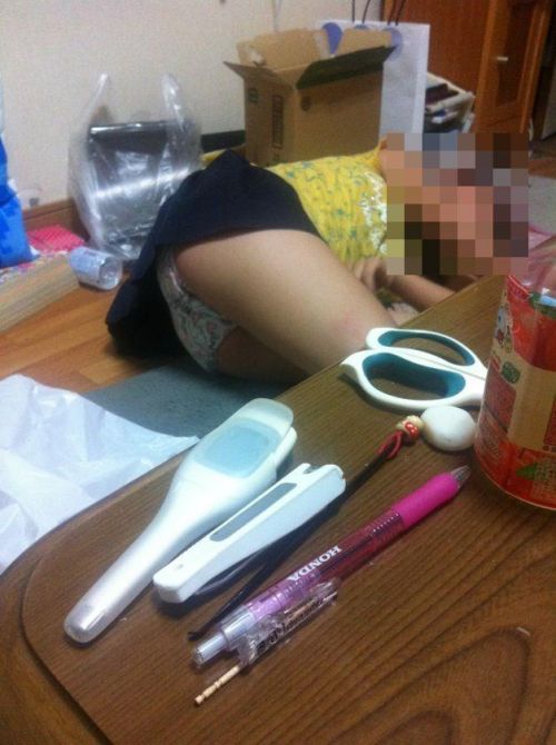 【盗撮画像】パンティ丸出しで寝てる女の子のお尻がエロ過ぎる！ 37枚 No.9