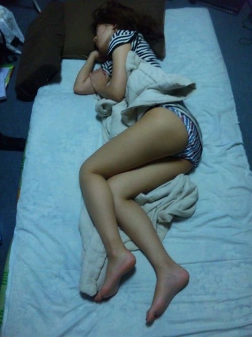 【盗撮画像】パンティ丸出しで寝てる女の子のお尻がエロ過ぎる！ 37枚 No.35