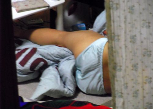 【盗撮画像】パンティ丸出しで寝てる女の子のお尻がエロ過ぎる！ 37枚 No.37