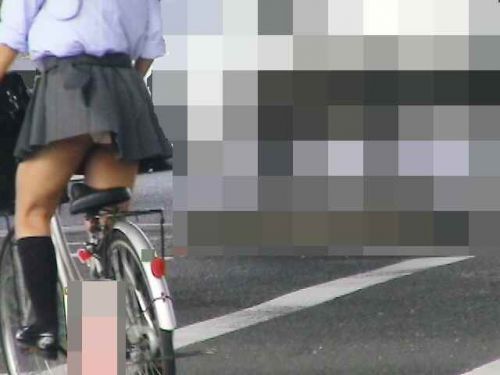 【盗撮画像】ミニスカJKが自転車通学すると当然パンチラしまくるよな 41枚 part.2 No.1