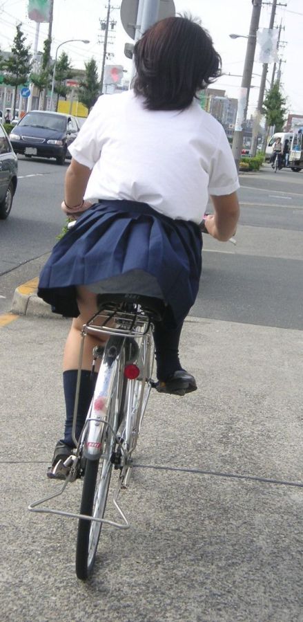 【盗撮画像】ミニスカJKが自転車通学すると当然パンチラしまくるよな 41枚 part.2 No.5