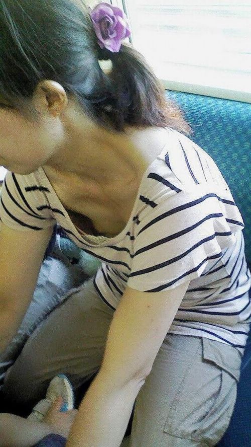 電車で座ってる場合じゃない可愛い女の子の胸チラ盗撮画像 35枚 No.10