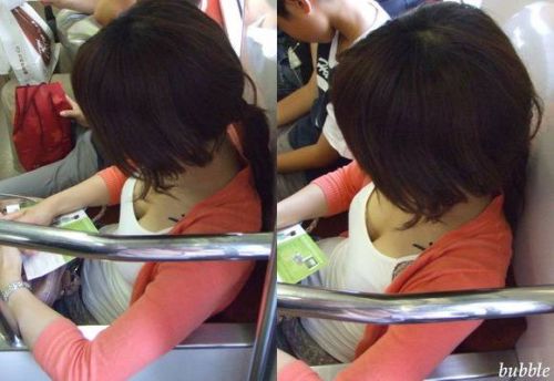 電車で座ってる場合じゃない可愛い女の子の胸チラ盗撮画像 35枚 No.25