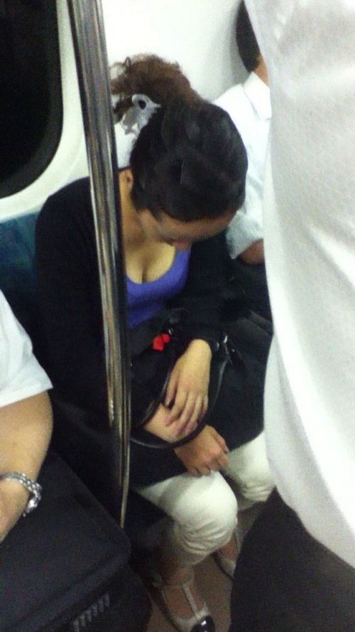 電車で座ってる場合じゃない可愛い女の子の胸チラ盗撮画像 35枚 No.28