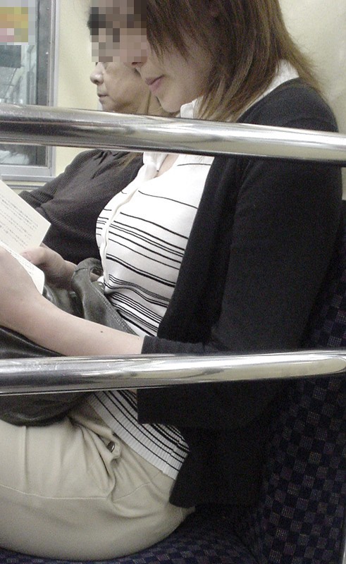 電車で座ってる場合じゃない可愛い女の子の胸チラ盗撮画像 35枚 No.31