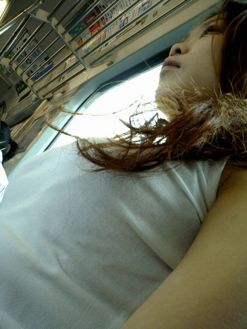 電車で座ってる場合じゃない可愛い女の子の胸チラ盗撮画像 35枚 No.34