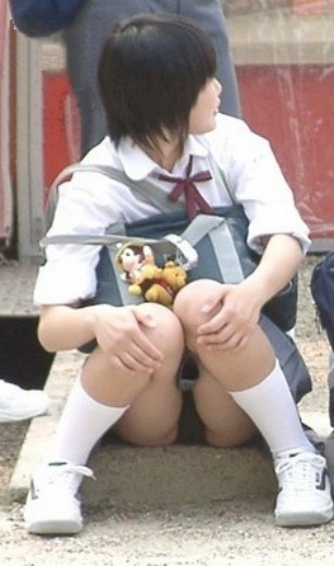 【盗撮画像】素人女子校生の街角で座り込んだりしゃがみパンチラがエロいわwww No.4