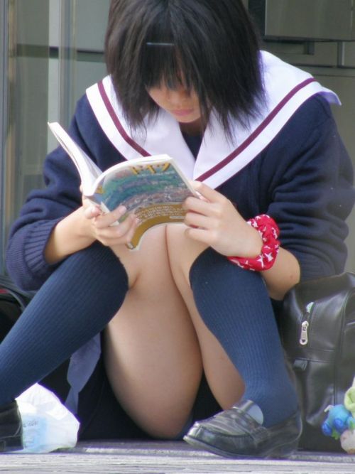 【盗撮画像】素人女子校生の街角で座り込んだりしゃがみパンチラがエロいわwww No.8