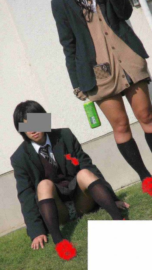 【盗撮画像】素人女子校生の街角で座り込んだりしゃがみパンチラがエロいわwww No.40