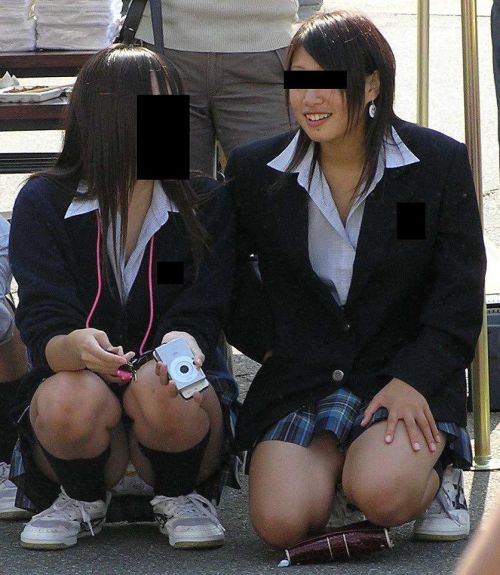 【盗撮画像】素人女子校生の街角で座り込んだりしゃがみパンチラがエロいわwww No.42