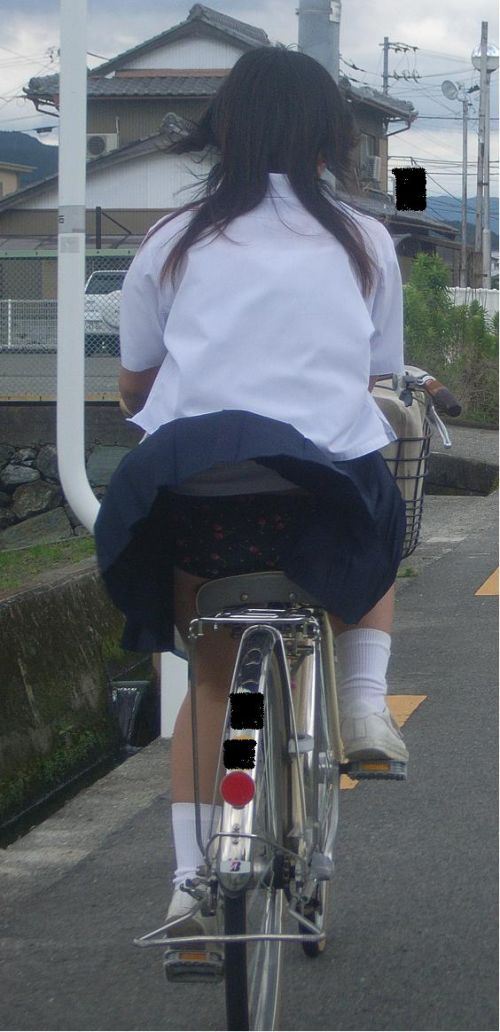 JKが座った自転車のサドルのぬくもりを感じたくなるエロ画像まとめ No.36