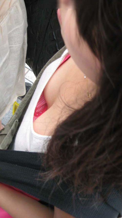近くで女性の胸チラを盗撮した画像がヤバエロい！ 35枚 No.19